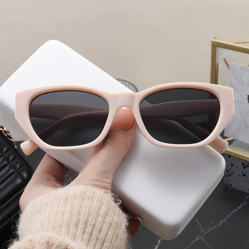 Ladies Cat-Eye Sunglasses with Stylish Frame and UV Protection Bowlift
