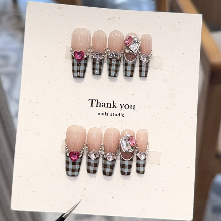 Artificial nails with elegant checkered pattern and jewelry details Bowlift