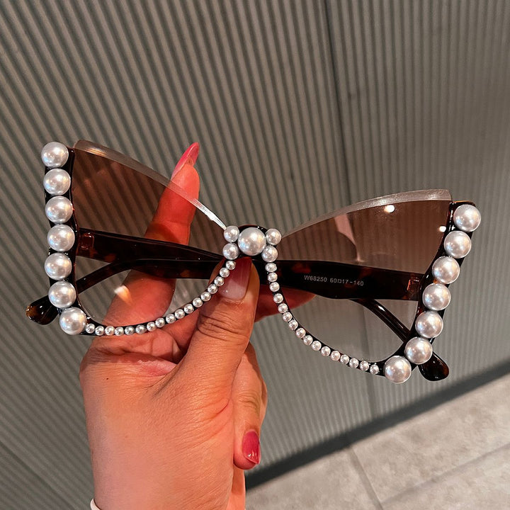 Women striking sunglasses with pearl decoration Bowlift