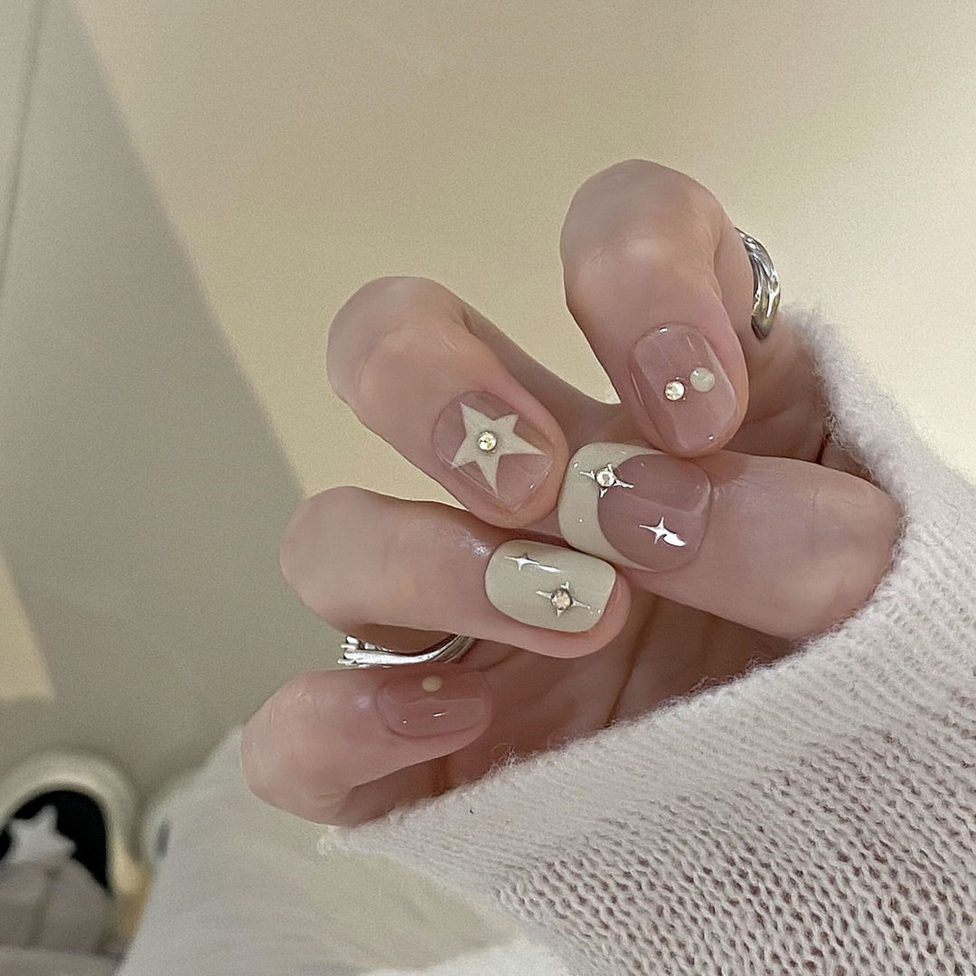 Artificial nails with elegant glitter accents Bowlift