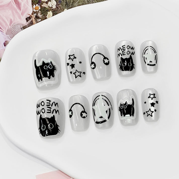 Playful nail art with cat motifs Bowlift