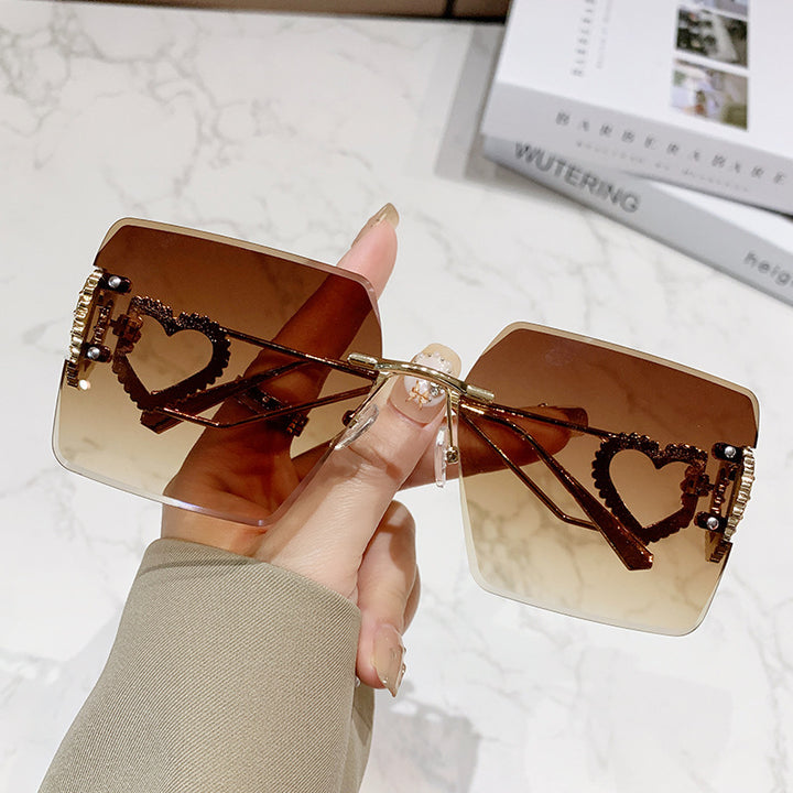 Women's fashionable sunglasses with trendy heart design Bowlift