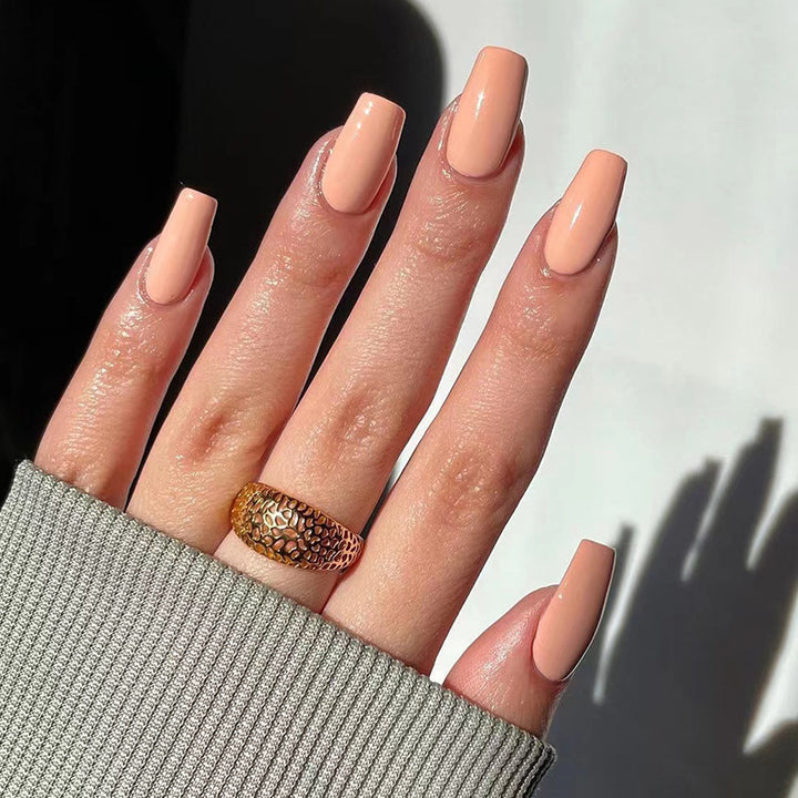Stylish artificial nails in elegant gloss finish Bowlift