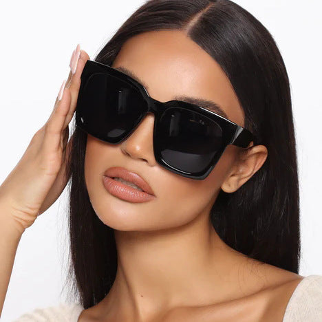 Women Fashionable Square Sunglasses with Trendy Frame and Protective UV Filter Bowlift