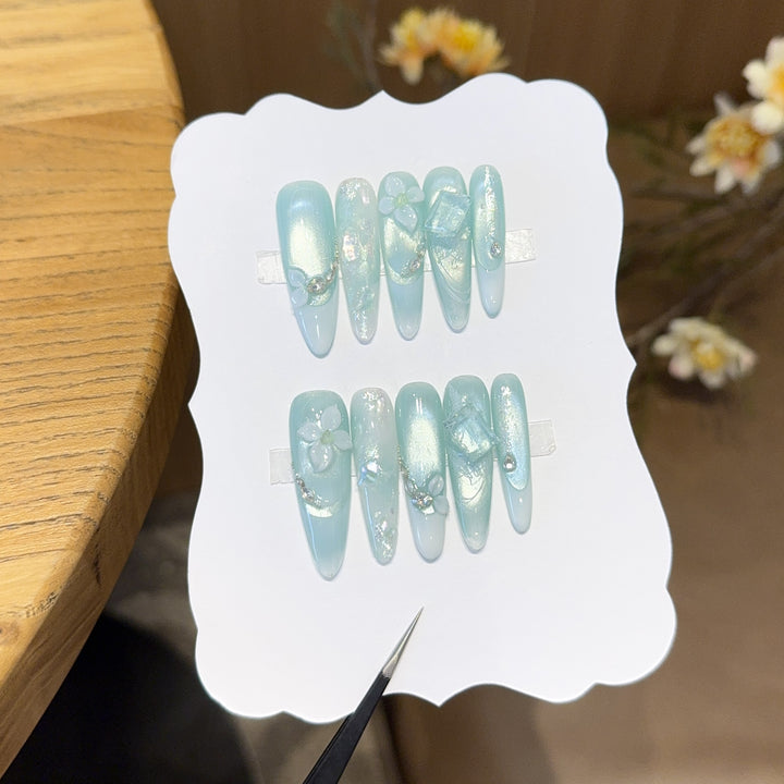 Artificial nails with floral designs and glitter effects Bowlift