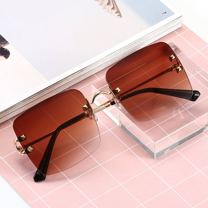 Women square sunglasses with an elegant metal frame and sturdy lenses Bowlift