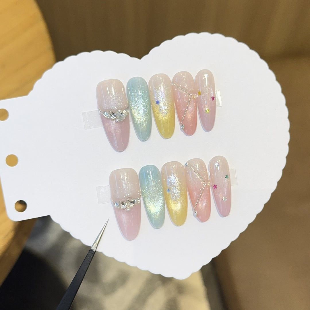 Artificial nails with shimmering effects and sparkling rhinestone details Bowlift