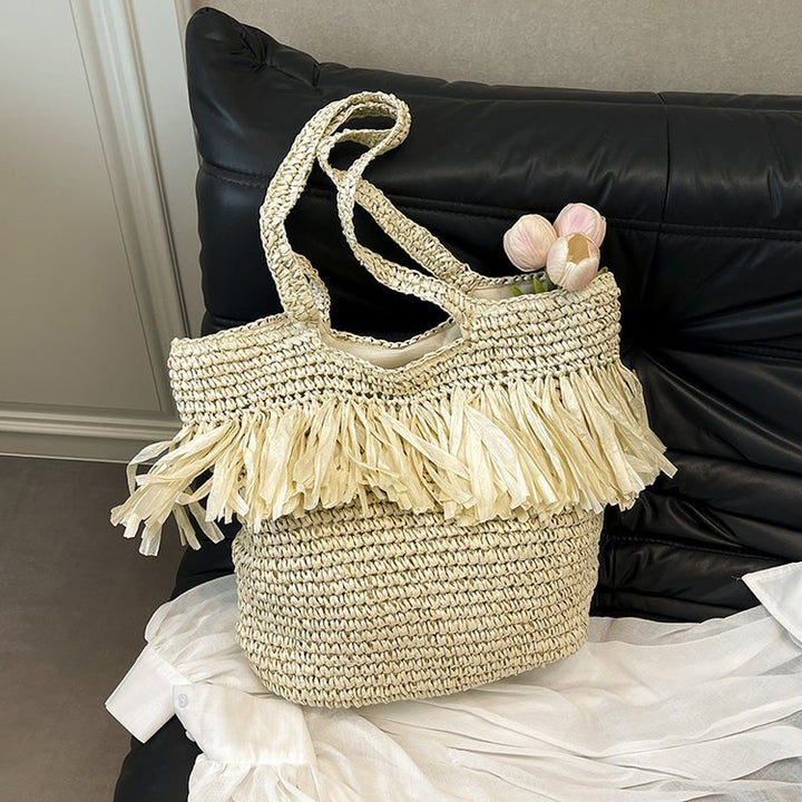 Charming Bast handbag with decorative fringes Bowlift