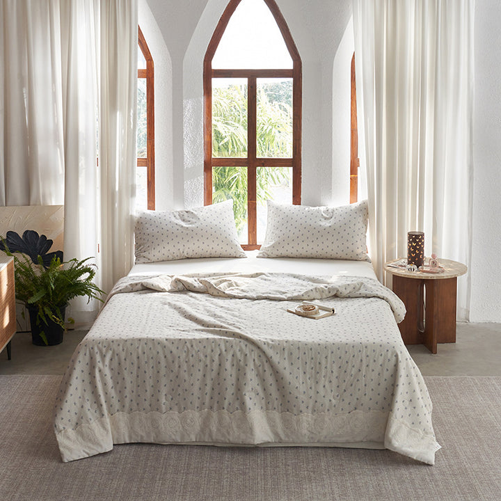 Ladies elegant bedspread with delicate floral pattern Bowlift