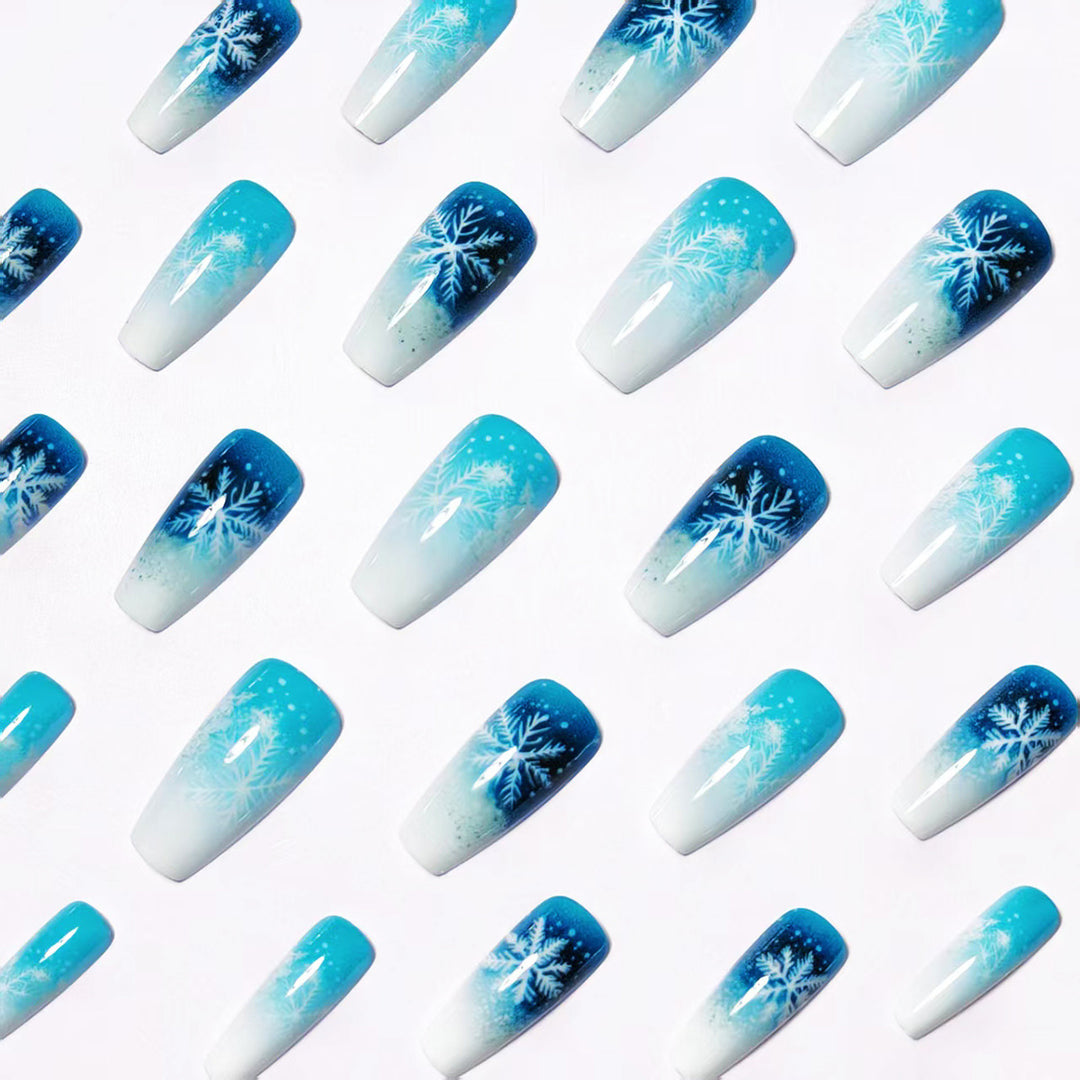 Creative artificial nails with winter snow motif Bowlift