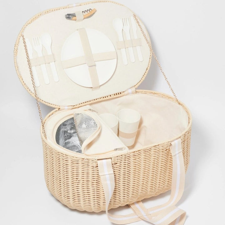 Ladies picnic basket with integrated cutlery set and practical insulation elements Bowlift