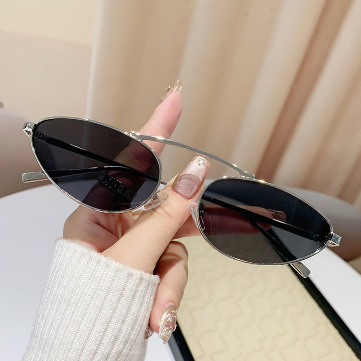 Ladies fashionable sunglasses in elegant oval design Bowlift