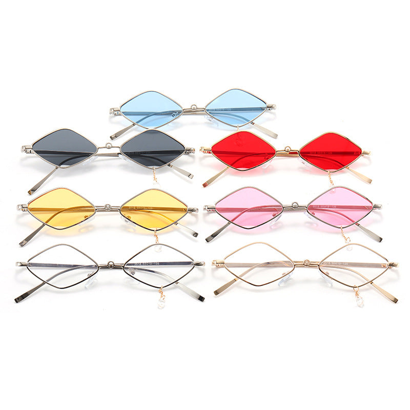 Ladies fashionable sunglasses with faceted frame Bowlift