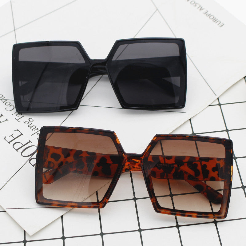 Women's Fashion Oversized Sunglasses with Angular Design Bowlift