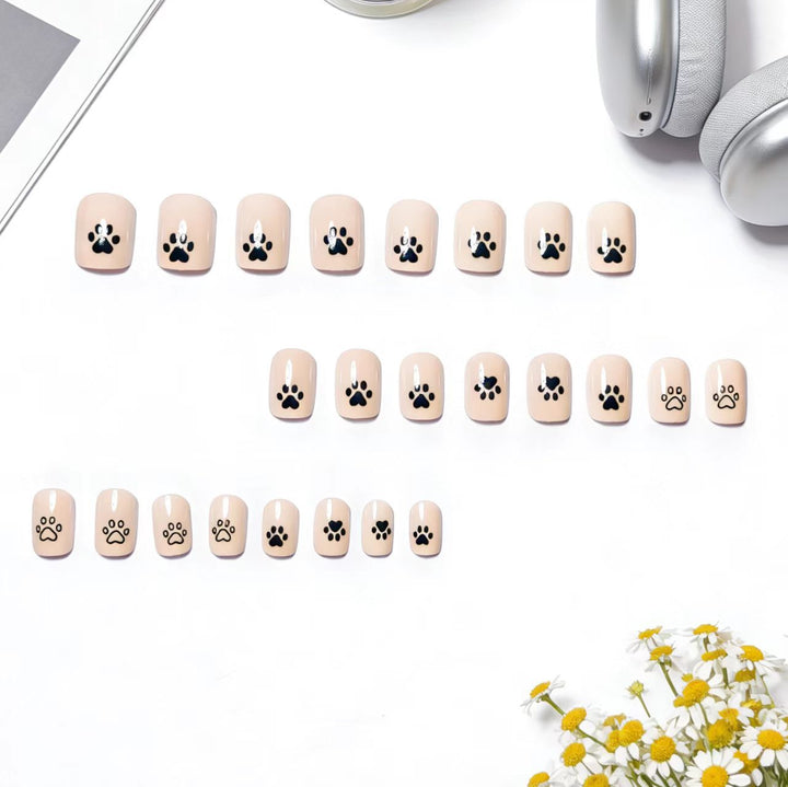 Fake nails with cute paw print design Bowlift