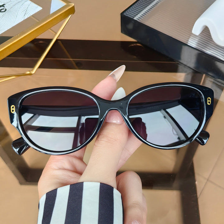 Ladies Cat-Eye Sunglasses with Modern Plastic Frame Bowlift