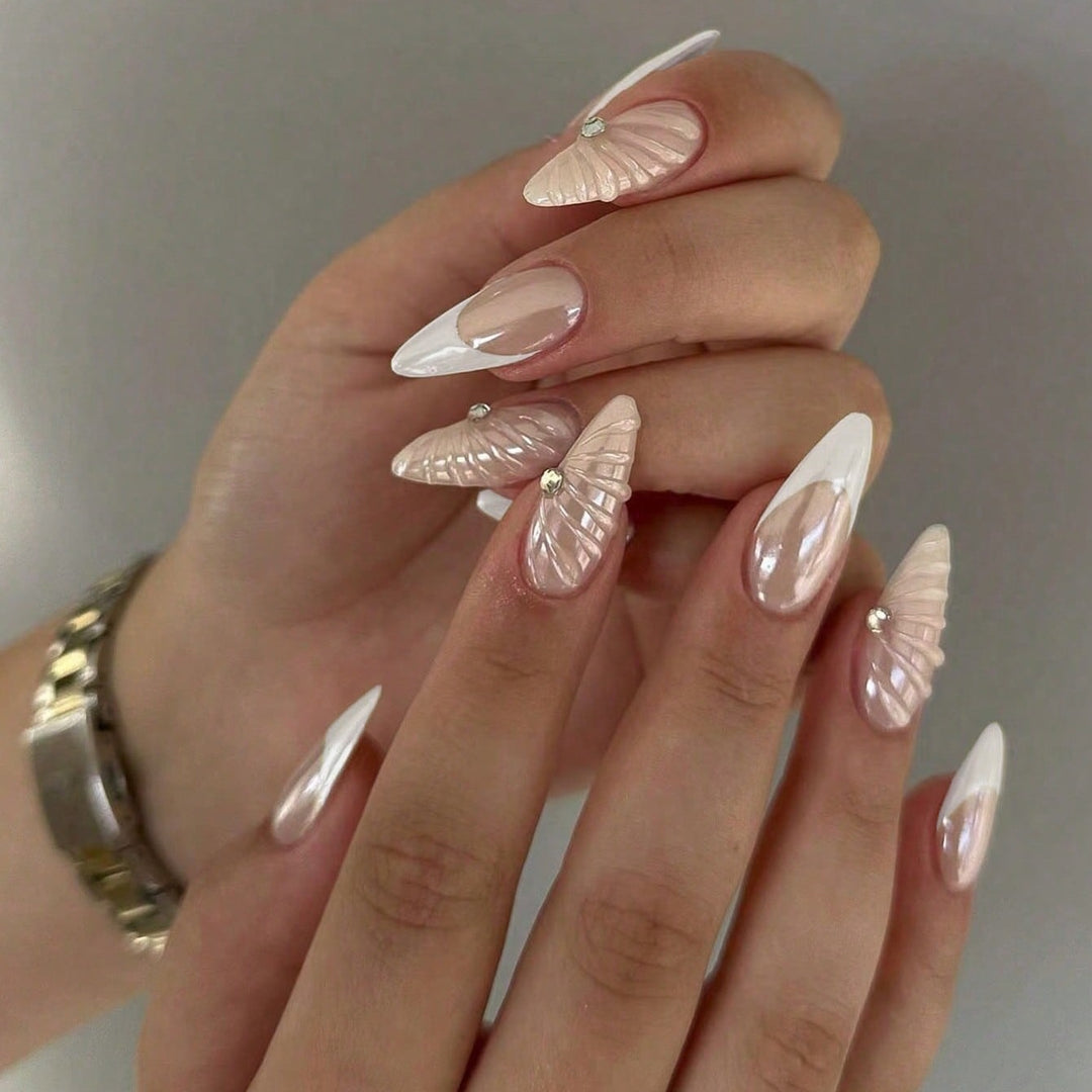 Artificial nail set with elegant shell pattern and glitter accents Bowlift
