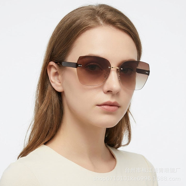 Women's Fashion Tortoiseshell Sunglasses with Golden Accents Bowlift