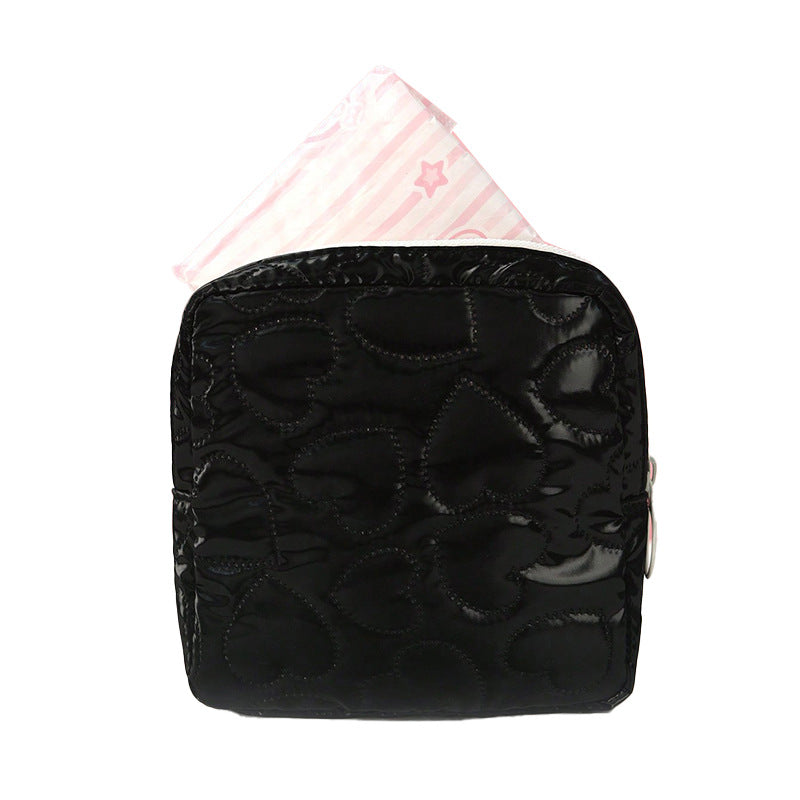 Practical cosmetic bag with heart motif Bowlift