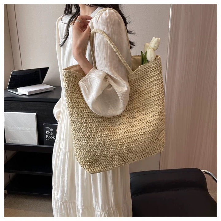 Handbag made of natural willow material with modern accents Bowlift