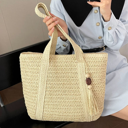 Elegant Shoulder Bag Made of Woven Straw Bowlift