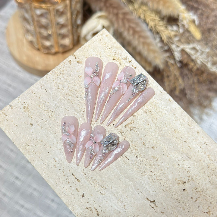 Artistic Decorative Stiletto Press-On Nail Set with Floral Accents Bowlift