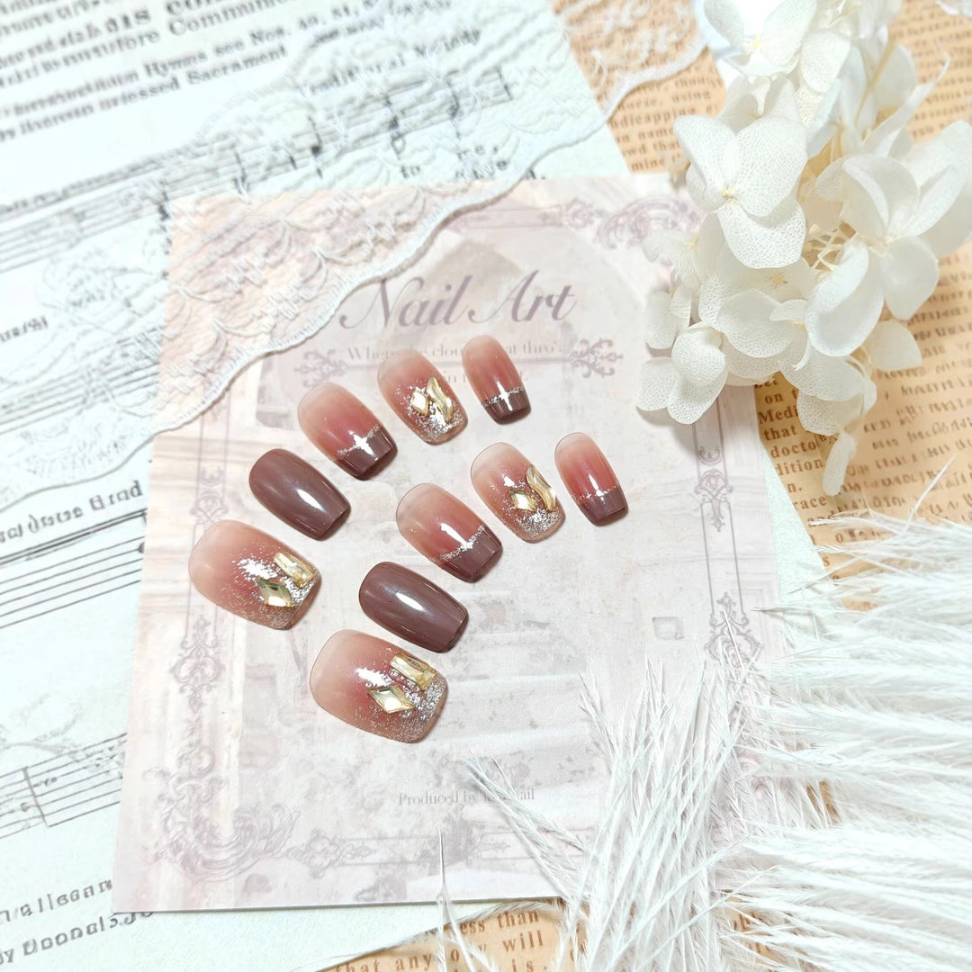 Artificial Nails in Elegant Glitter Design Bowlift
