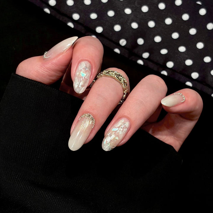 Artificial nails with shimmering accents and elegant applications Bowlift