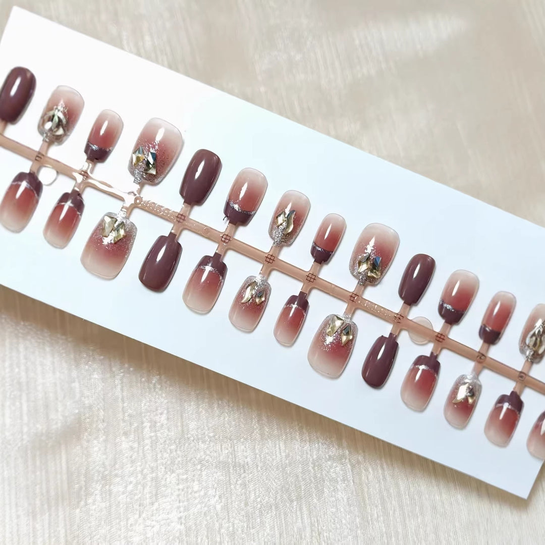 Artificial nails with glamorous swirls Bowlift