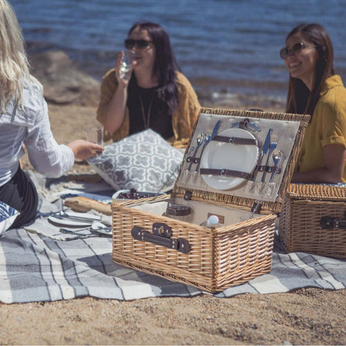 Women's picnic basket with integrated dish set and stylish details Bowlift