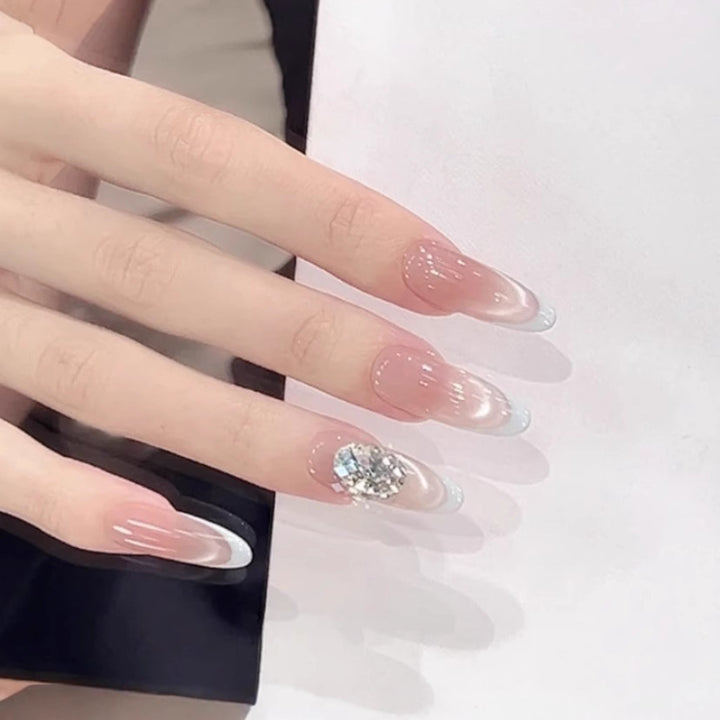 Artificial nails with glamorous accents Bowlift