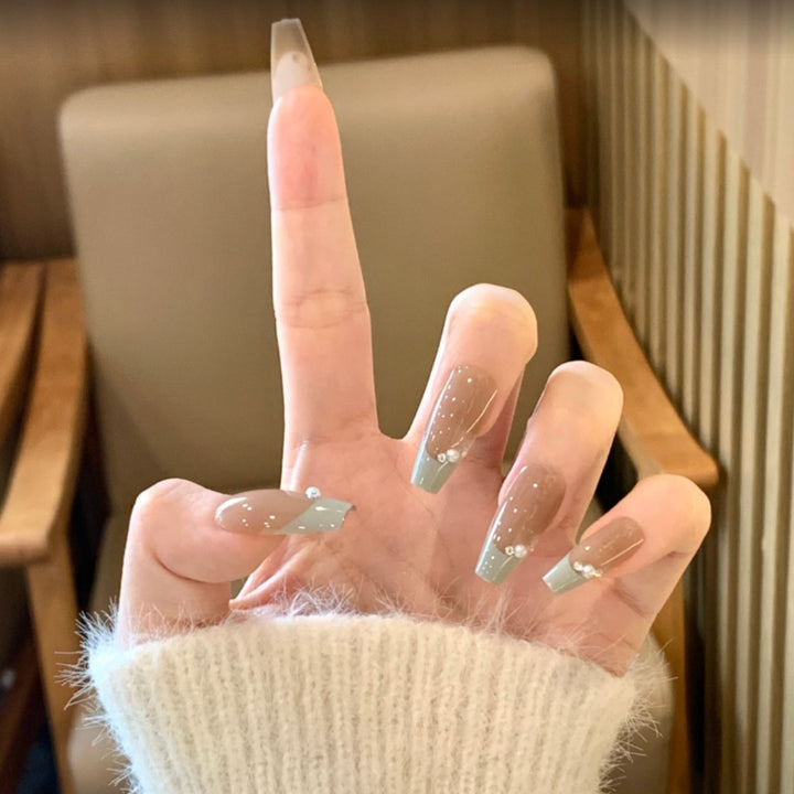 Playful art nails with shimmering designs and 3D applications Bowlift