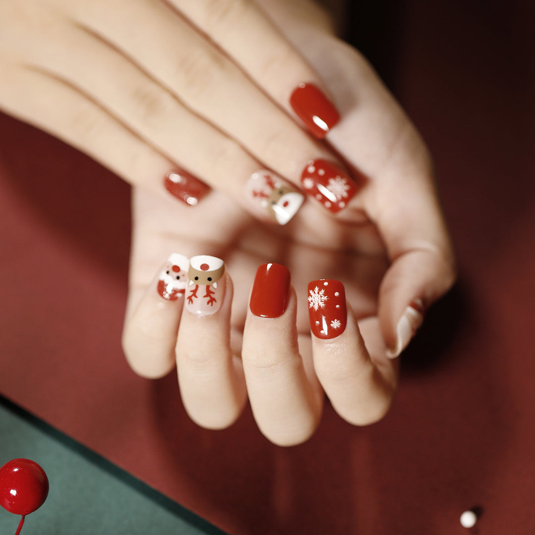 Elegant artificial nails with golden accents and floral design Bowlift