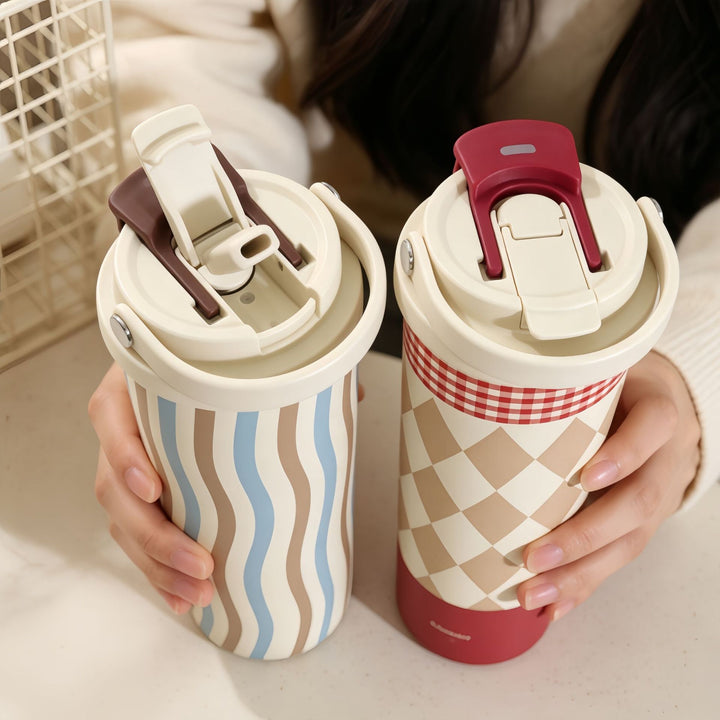 Insulated drinking bottle with integrated straw Bowlift