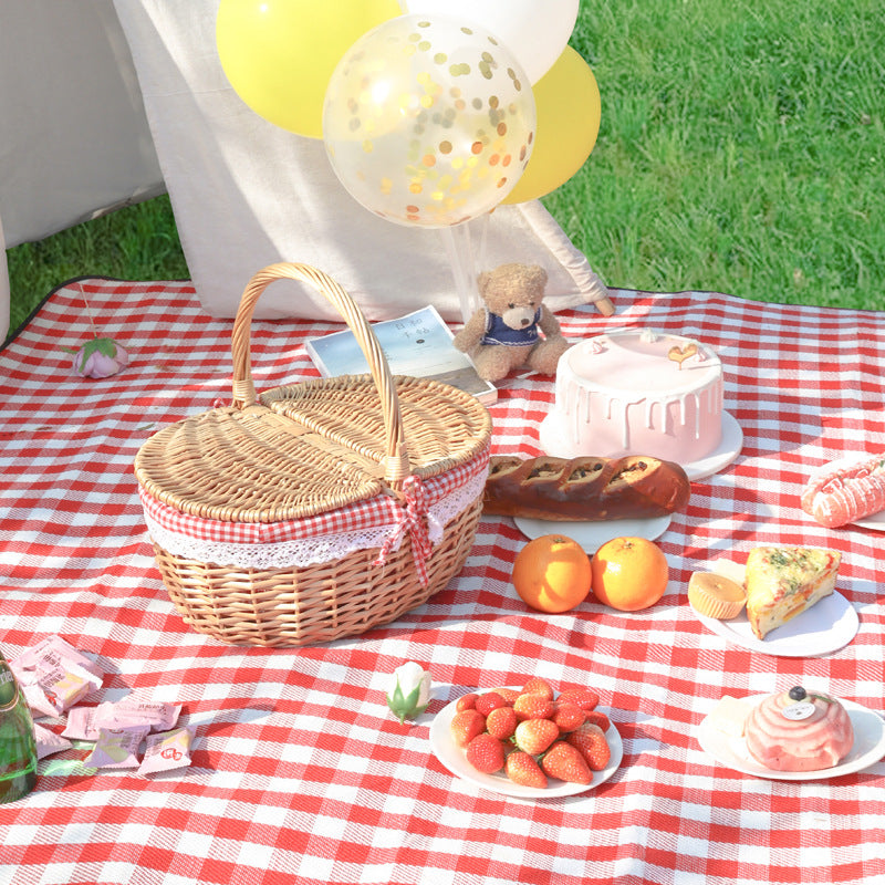 Women's basket with romantic check pattern and decorative lace insert Bowlift