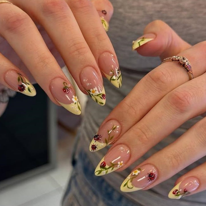 Decorative Floral Press-On Nail Set Bowlift