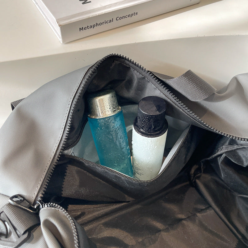 Sporty Travel Bag With Durable And Water-Repellent Material Bowlift