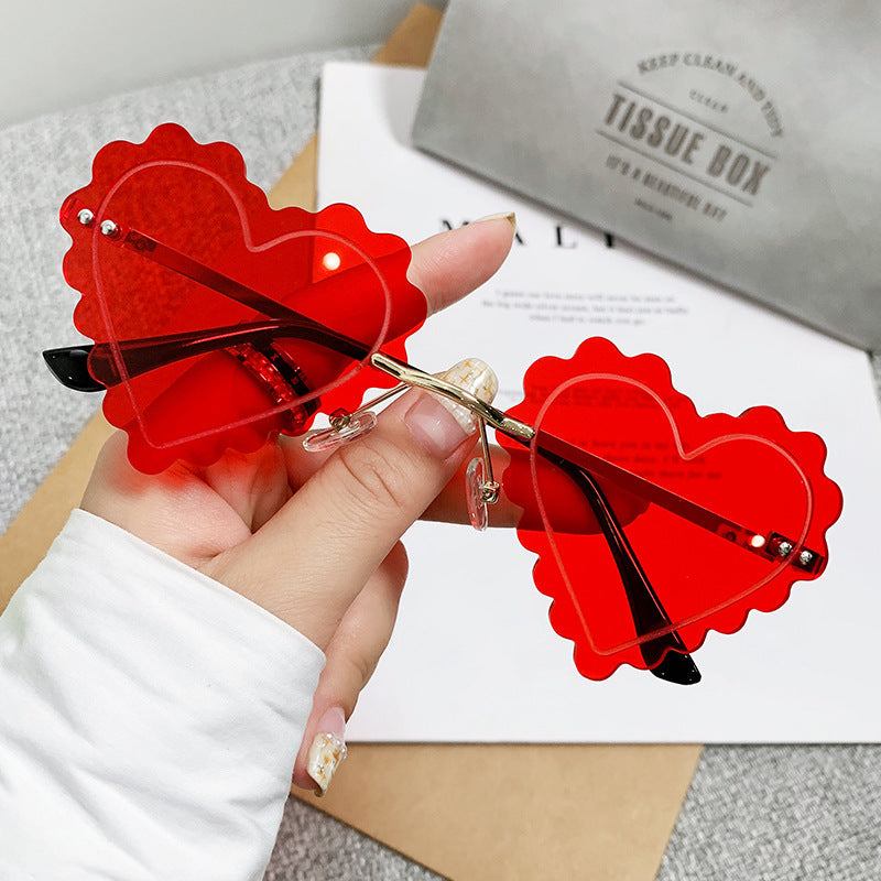 Ladies Cat-Eye Sunglasses in unique Heart Design Bowlift