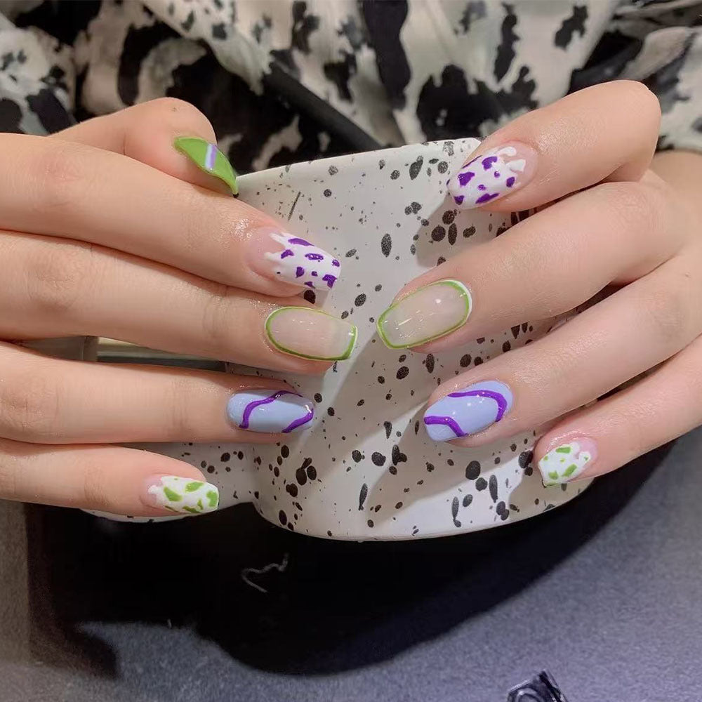 Artificial Nails in Modern Design with Graphic Patterns Bowlift