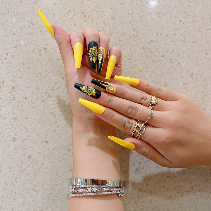 Artificial nail set with glamorous 3D decorations and detailed flower illustration Bowlift