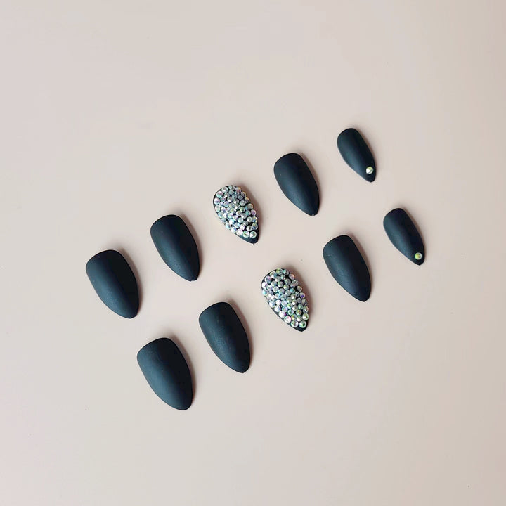 Artificial nail set with matte finish and sparkling accents Bowlift