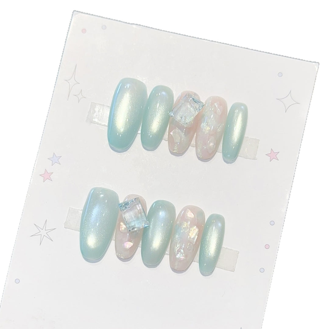 Glamorous artificial nails with shimmering accents Bowlift