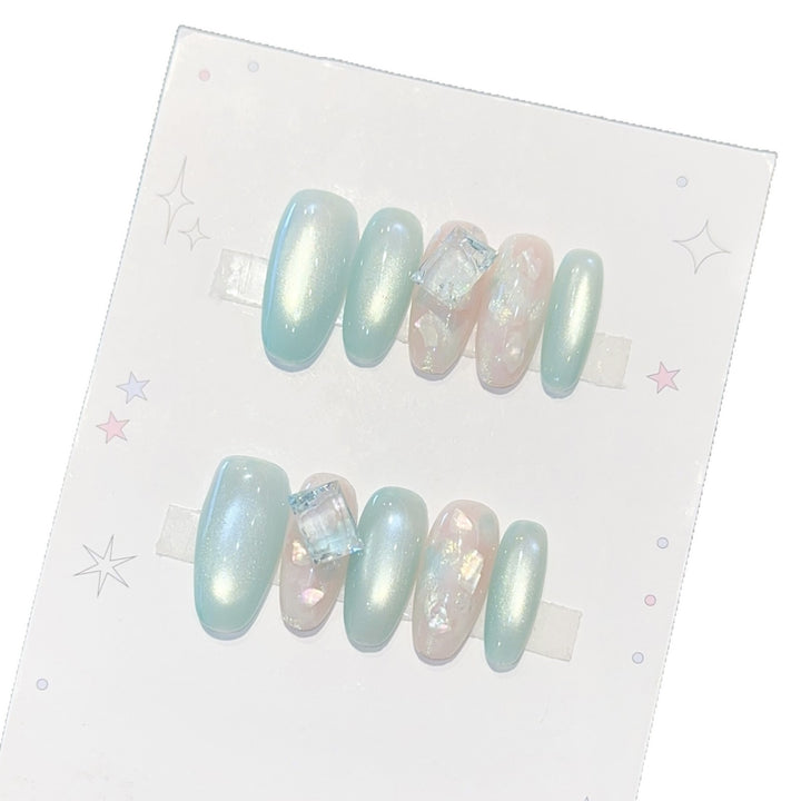 Glamorous artificial nails with shimmering accents Bowlift