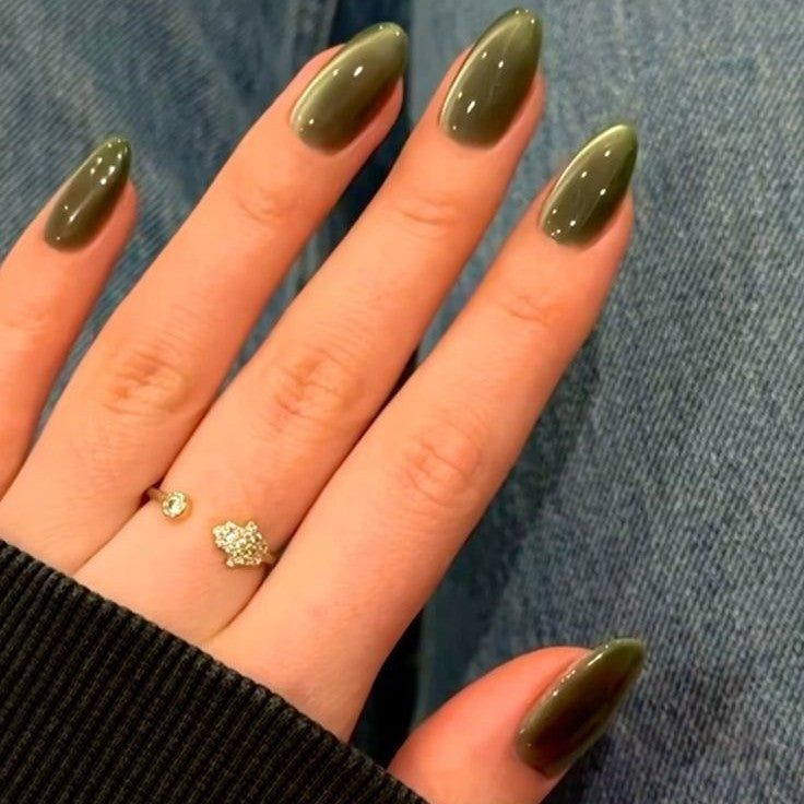 Artificial Nails In Elegant Glitter Finish Bowlift