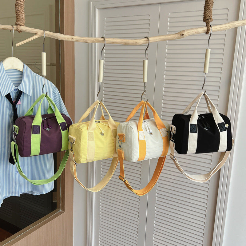 Stylish sports bag with adjustable shoulder strap Bowlift