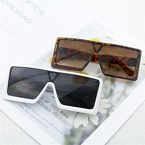 Women's Oversized Sunglasses in Avant-Garde Design Bowlift