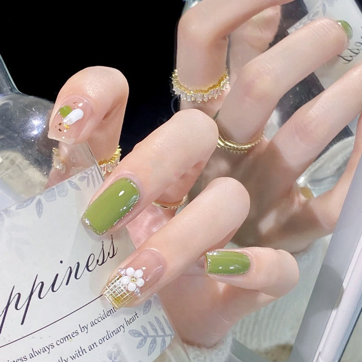 Artificial nail set with elegant handcrafted designs Bowlift