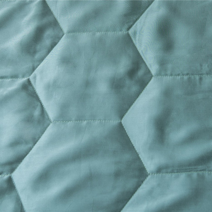 Quilted Comfort Throw Blanket Bowlift