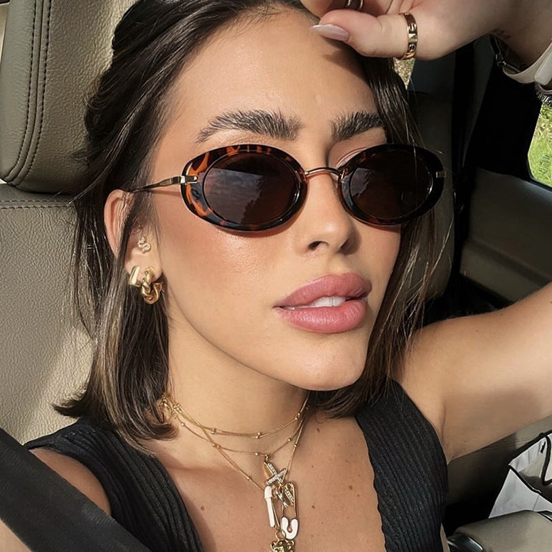 Ladies fashionable sunglasses in elegant oval design Bowlift