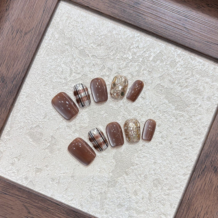 Artificial Nail Set with Glitter and Gold Accents Bowlift